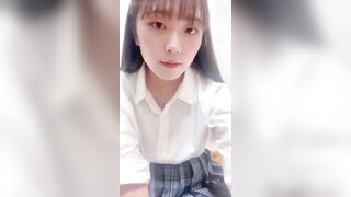 日本高颜值福利姬，性感内衣包裹不住白白的大奶，白虎嫩逼跳蛋自慰，高潮脸极致反差